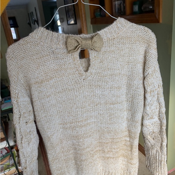 Cute gold sweater with bow on the back of neck - Picture 3 of 4